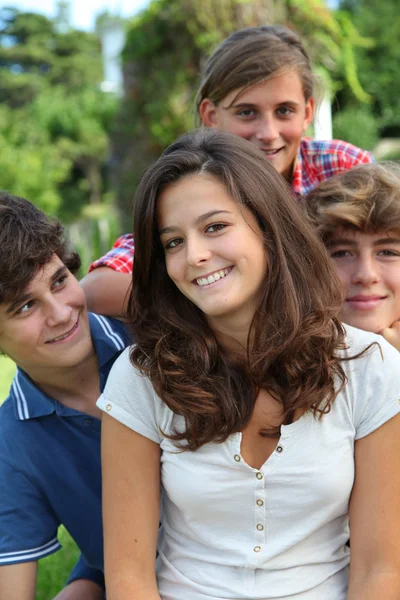 Grupa nastolatków po szkole — Zdjęcie stockowe