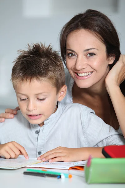 Madre e hijo haciendo la tarea —  Fotos de Stock