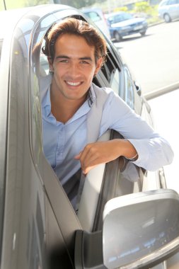 -direksiyon yeni araba oturan adam gülümsüyor