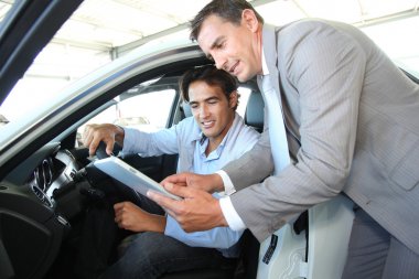 araba satıcı ile araba alıcı elektronik tablet vasıl arıyorsunuz