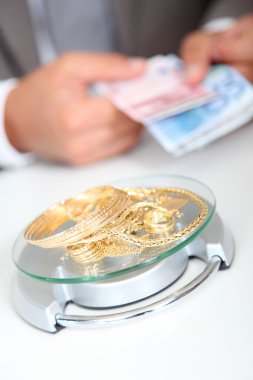 Gold against cash money