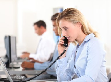 telefonlara ofis çalışanı