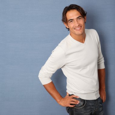 latin yakışıklı duvara yaslanmış