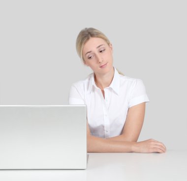 dizüstü bilgisayar tarafından oturan kadın portresi