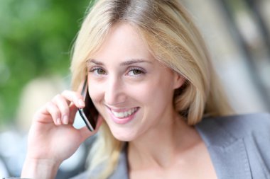 şehirli kız cep telefonu sokak konuşuyor