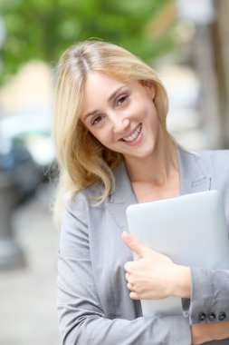 Elektronik tablet kasabada holding iş kadını