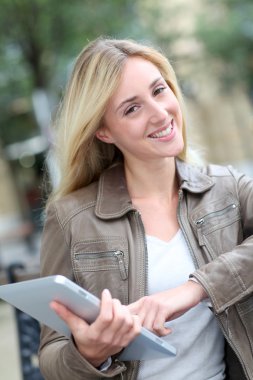 güzel bir kadın Parkı içinde elektronik tablet kullanma