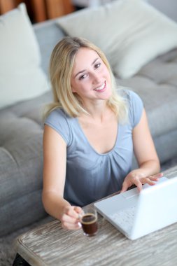 dizüstü bilgisayar ile koltuk döşeme kız