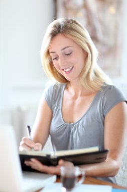 güzel bir kadın evde çalışan gündemde