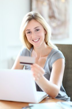 çevrimiçi alışveriş yaparken genç bir kadın