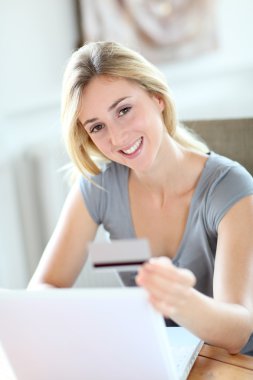 çevrimiçi alışveriş yaparken genç bir kadın