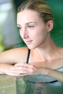 güzel sarışın kadın rahatlatıcı spa havuzu