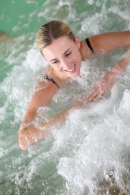 spa, güzel bir kadın portresi Jakuzi