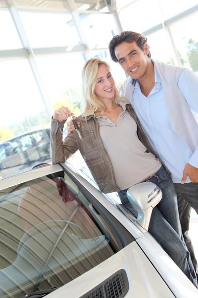 Happy couple holding new car keys — Stock Photo, Image