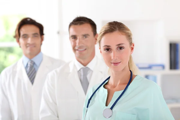 Equipo médico parado en la sala de la clínica —  Fotos de Stock