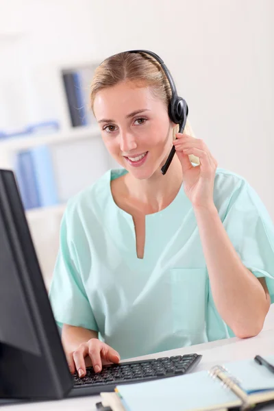 Porträt einer Krankenschwester mit Headset — Stockfoto