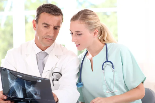 Riunione medica durante il lavoro — Foto Stock