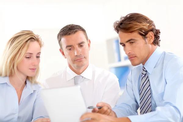 Unternehmensgruppe am Tisch mit elektronischem Tablet — Stockfoto