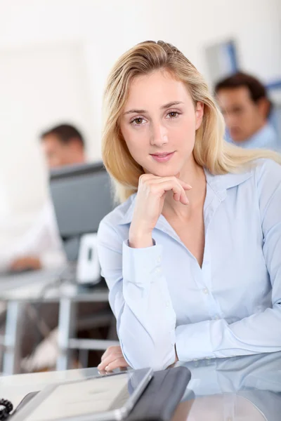 Portrait d'un employé de bureau souriant — Photo