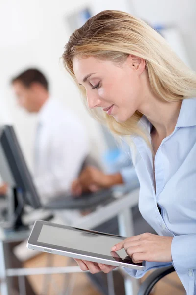 Retrato do trabalhador de escritório usando tablet eletrônico — Fotografia de Stock