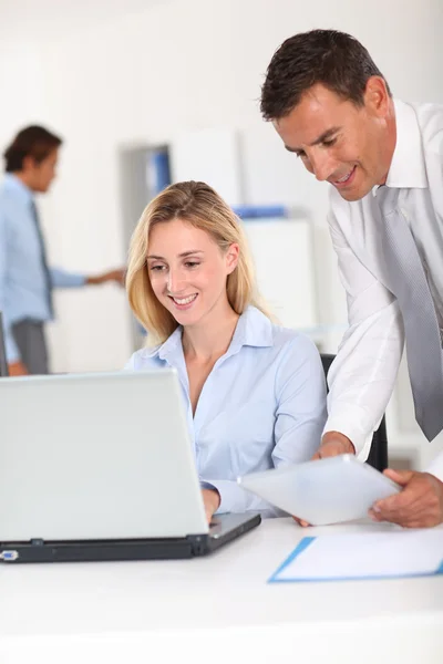 Büroangestellte treffen sich mit elektronischem Tablet — Stockfoto