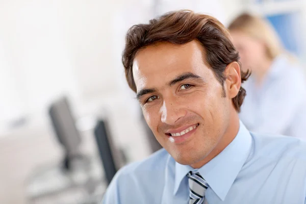 Porträt eines lächelnden Geschäftsmannes im Amt — Stockfoto