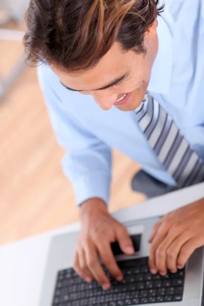 Fechar em empresário digitando no teclado — Fotografia de Stock