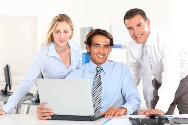 Equipo de negocios alegre en la reunión — Foto de Stock