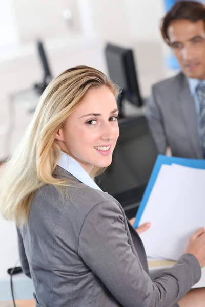 Mujer atendiendo entrevista de trabajo — Foto de Stock