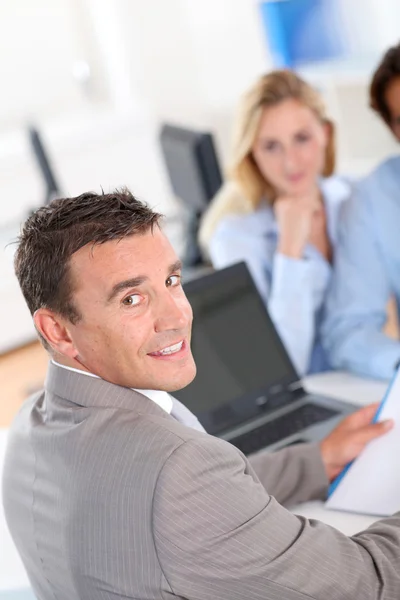 Ehepaar mit Immobilienmakler im Büro — Stockfoto