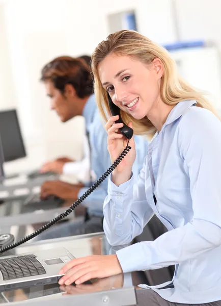 Trabalhador de escritório atender o telefone — Fotografia de Stock