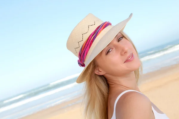 Porträtt av vacker kvinna på stranden — Stockfoto