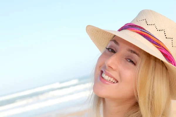 Porträt einer schönen Frau am Strand — Stockfoto