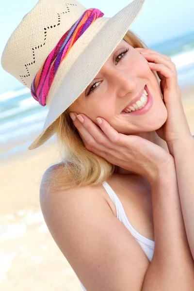 Retrato de mulher bonita na praia — Fotografia de Stock