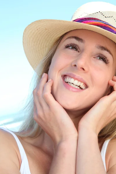 Porträt einer schönen Frau am Strand — Stockfoto