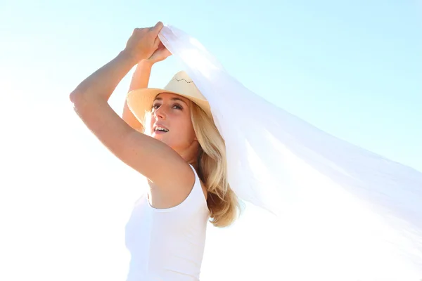 Belle femme blonde à la plage — Photo