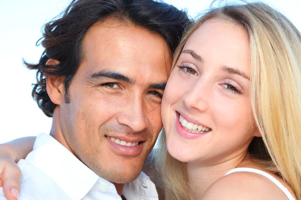 Casal feliz em férias na praia — Fotografia de Stock