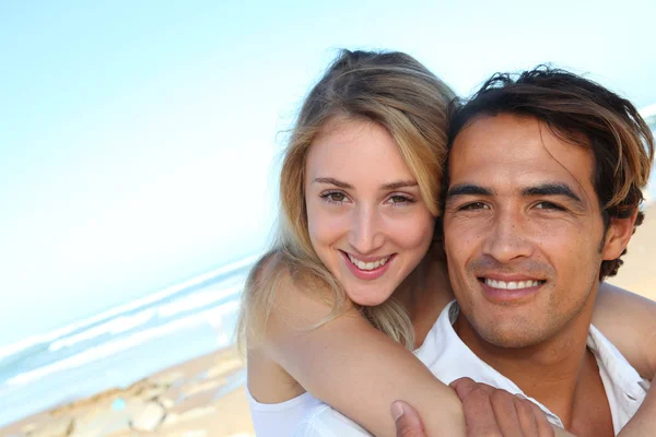 Glückliches Paar im Urlaub am Strand — Stockfoto