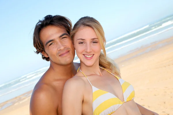 Mladý pár baví na pláži — Stock fotografie