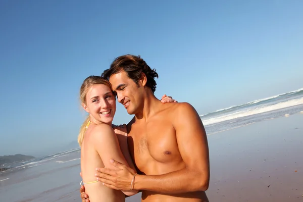 Молодая пара веселится на пляже — стоковое фото