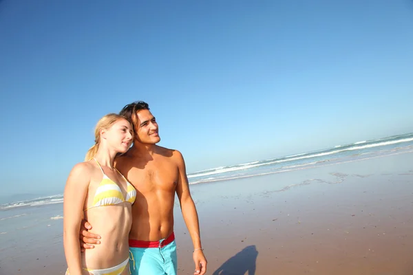 Молодая пара веселится на пляже — стоковое фото