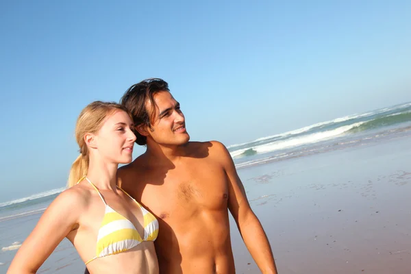 Jovem casal se divertindo na praia — Fotografia de Stock