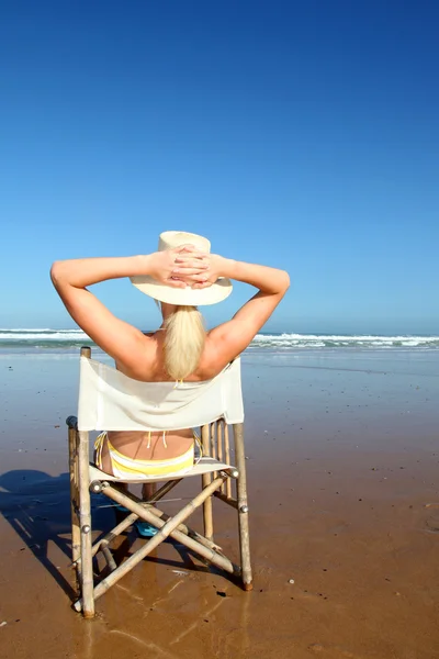 Kvinna avkopplande på stranden — Stockfoto