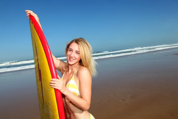 Mulher loira bonita de pé com prancha de surf — Fotografia de Stock