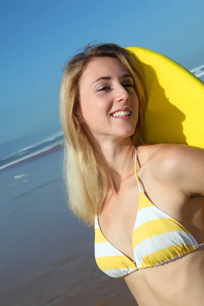 Mulher loira bonita de pé com prancha de surf — Fotografia de Stock