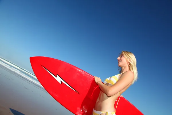 Beautiful blond woman standing with surfboard — Stock Photo, Image