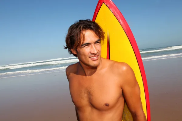 Retrato de surfista guapo en la playa — Foto de Stock