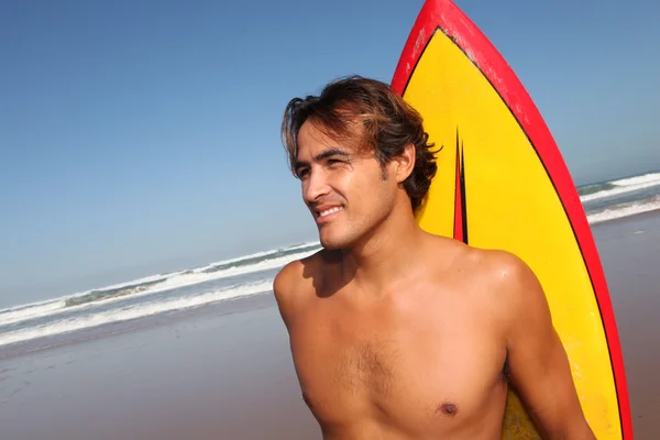 Retrato de belo surfista na praia — Fotografia de Stock