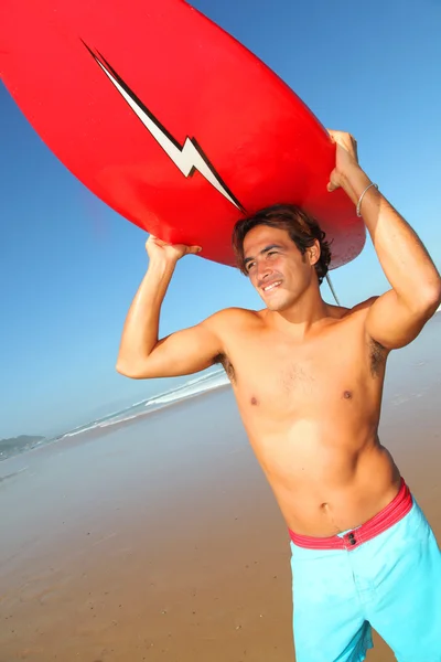 Retrato de belo surfista na praia — Fotografia de Stock