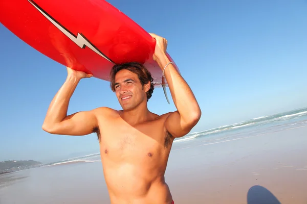 Retrato de surfista guapo en la playa — Foto de Stock